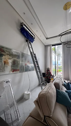 Higienização de ar-condicionado em sala de estar residencial