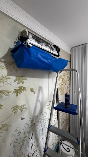 Higienização de ar-condicionado split com bolsa coletora